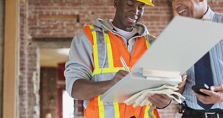 Comerciante e arquiteto no canteiro de obras
