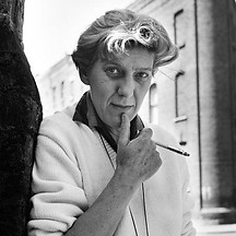 Kay Dick por Helen Craig.jpg