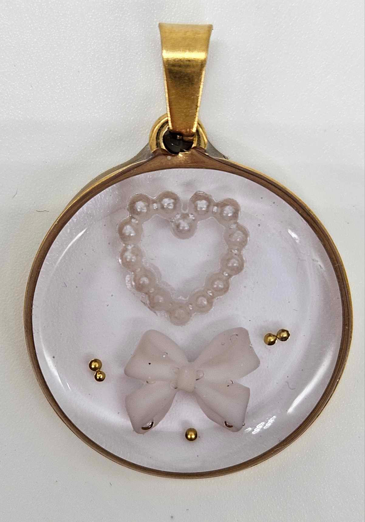 pendentif rond coeur et noeud