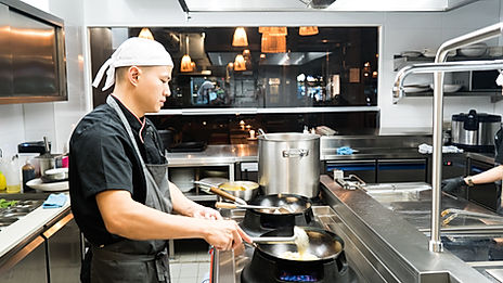 Viet Bowl Charlottenburg Koch bei der Zubereitung