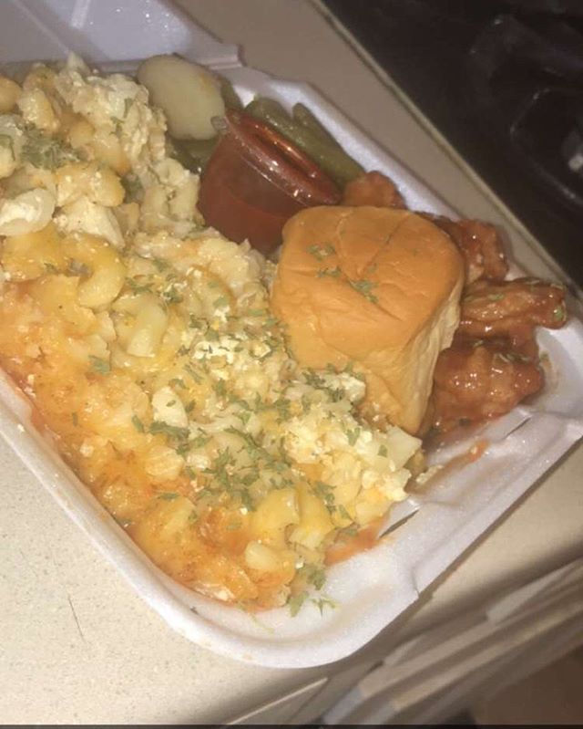 Double servings and Mac & cheese with bbq wing ding š¤¤š¤¤