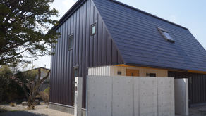 【北斗市本町・建築実例】落雪を計算した異勾配屋根と、吹き抜けでつながる夫婦ふたりのセカンドライフ