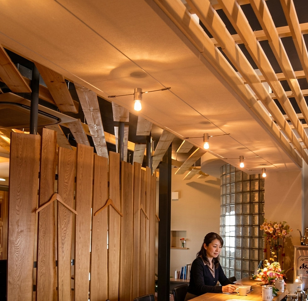 工務店の倉庫に眠っていた材料が、空間の主役になった。｜函館の建築家がリノベーション「デッドストックカフェ」