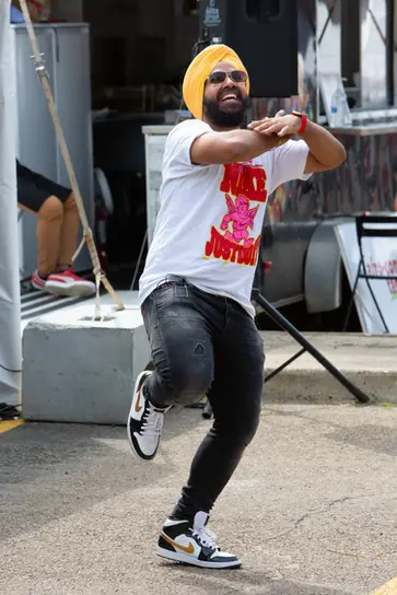 An artist performing at the Myth Country Fair