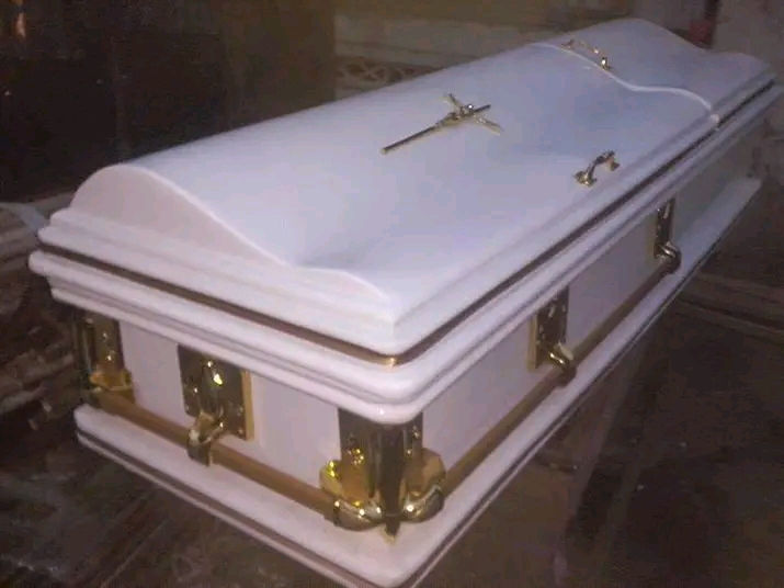 Au Ghana, les vendeurs des cercueils se plaignent de la crise de mévente.