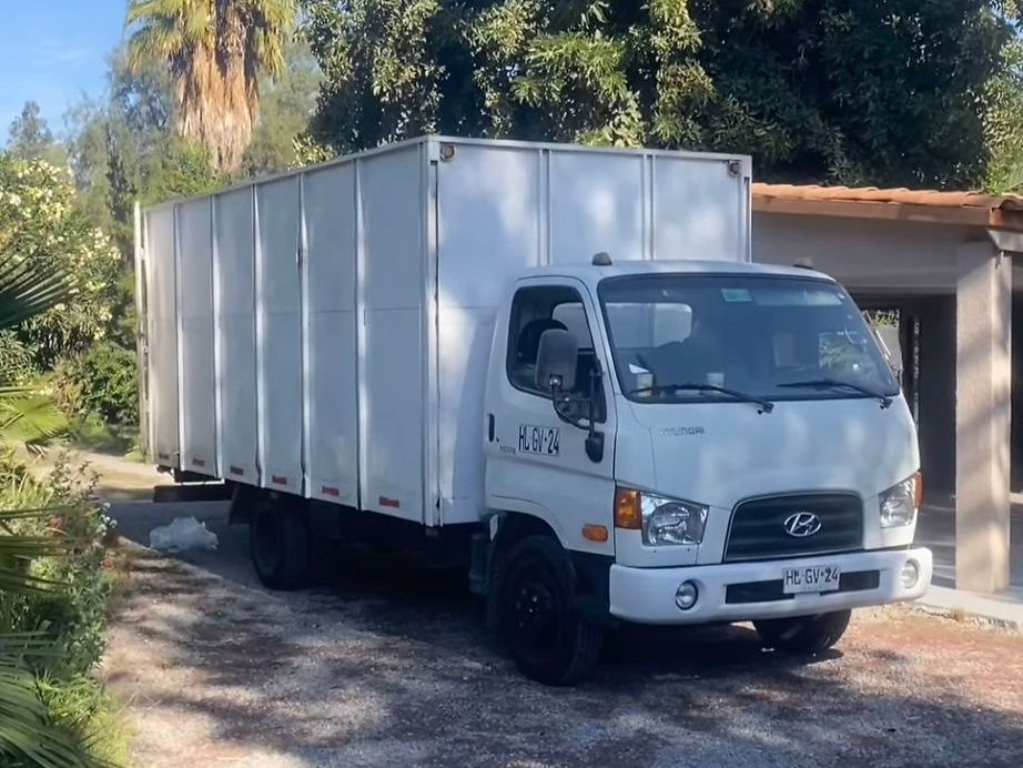 Camión blanco de empresa de mudanzas santiago estacionado