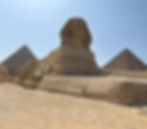 Esfinge con pirámides al fondo