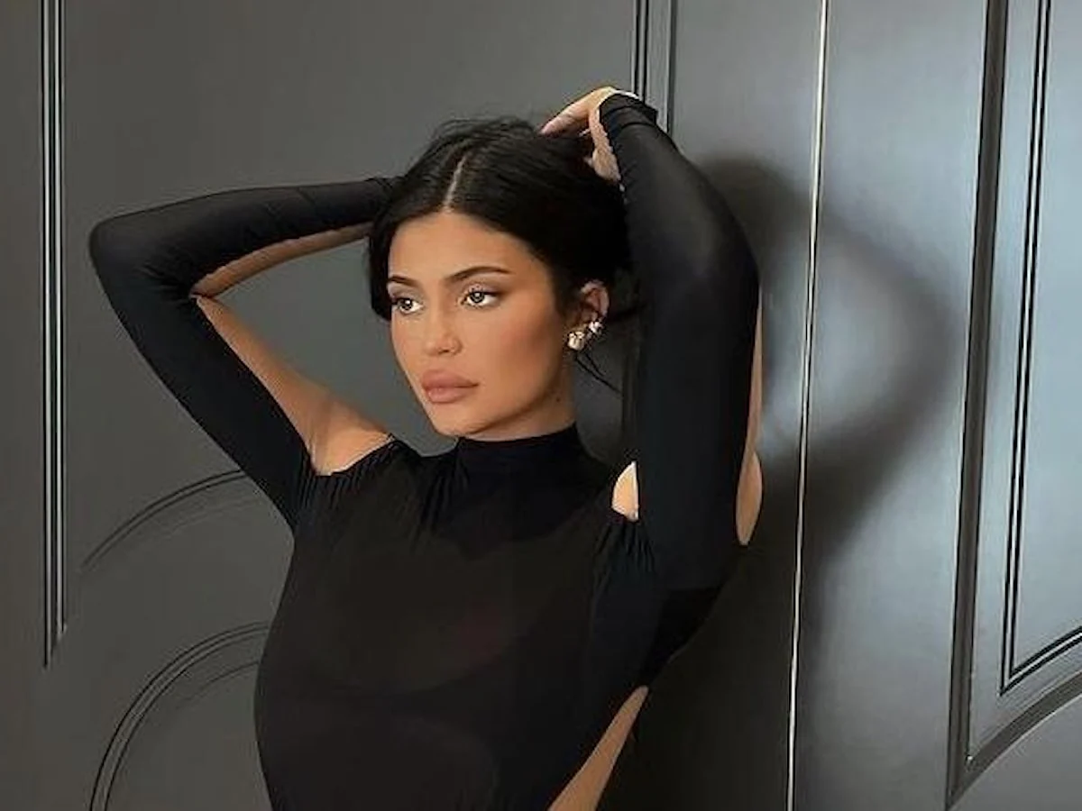 Kylie Jenner, doğal (candid) fotoğraf pozu veriyor.