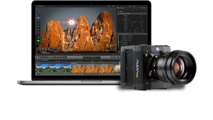 Apple Macbook Pro model bilgisayarda açık olan Final Cut Pro ve Alexa marka video kamera.