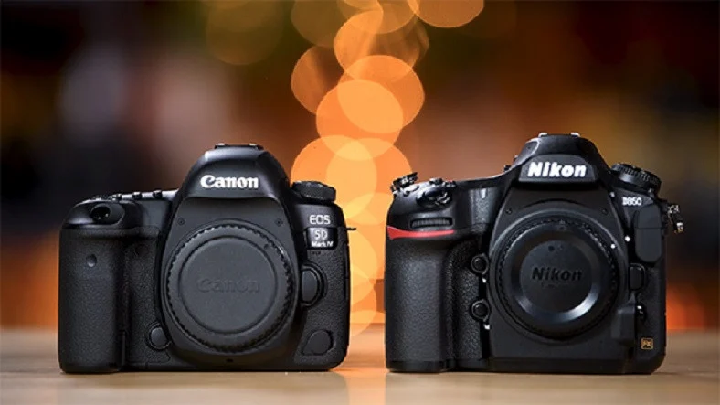 Canon ve Nikon marka fotoğraf makinesi.
