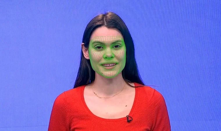 Deepfake teknolojisi, kadının yüzünü tarıyor.