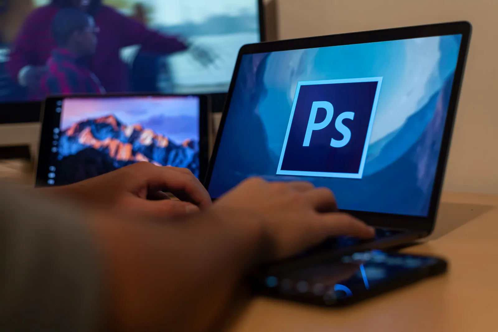 Dizüstü bilgisayar kullanıcısı Adobe Photoshop uygulamasını açıyor.