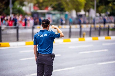 Türk polisi, resmi törende selam veriyor.