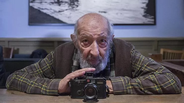 Duayen fotoğrafçı Ara Güler ve fotoğraf makinesi.