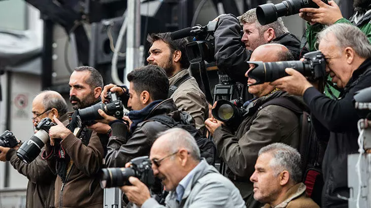 Profesyonel fotoğrafçılar, fotoğraf çekiyorlar.