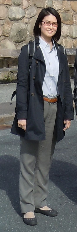 助教になりたての頃の本人。眼鏡とストライプシャツで、学会で目立たない服装を選んでいた