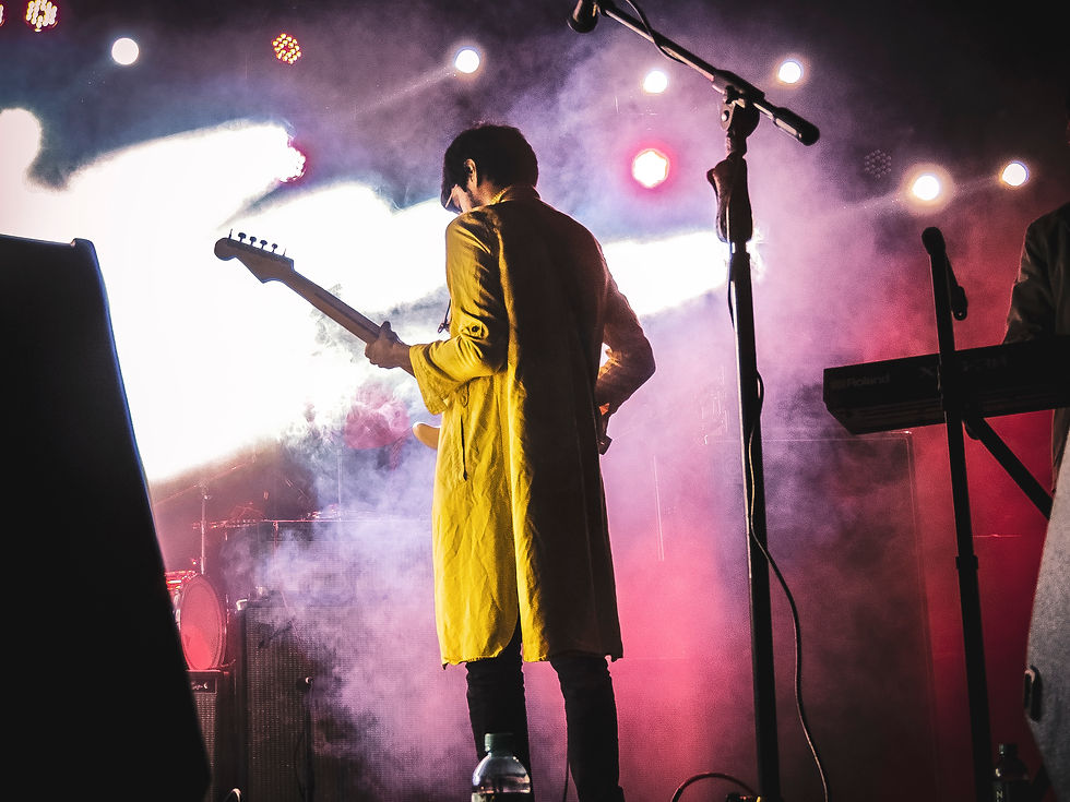 Bernardo Arévalo tocando en La Madre Tirana