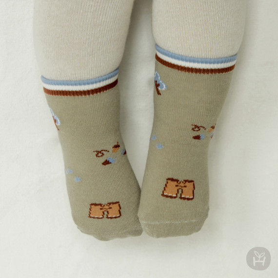 The Drawing Baby Socks feature cute seasonal camping motifs, accented with color stripes on the rubber hem. Designed to be tr