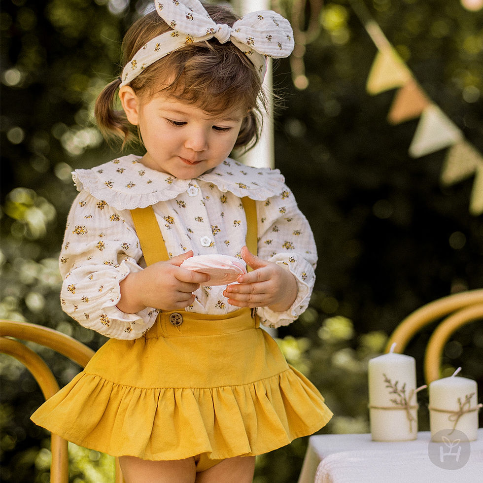 The Franc Baby Bloomers are a charming addition to your little one's wardrobe, featuring detachable suspenders that complemen