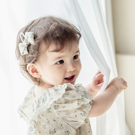 Thumbnail: FLOA BABY BARRETTE ith a cute ribbon point in a calm sky blue floral pattern is a cream color that goes well with any casual