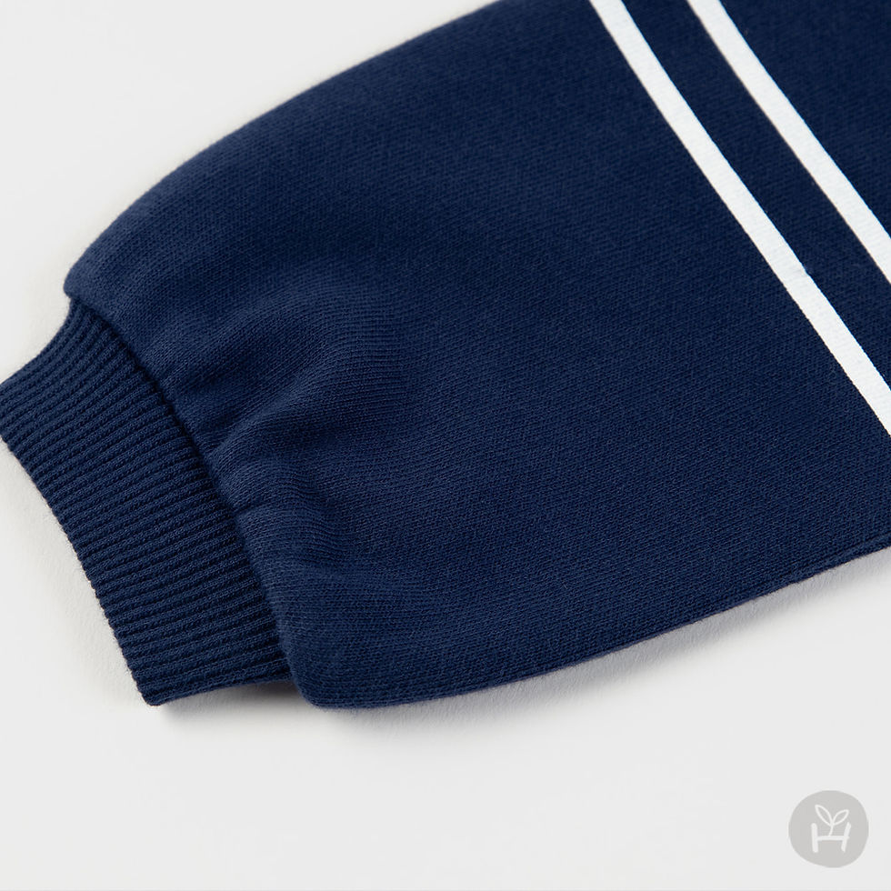 Thumbnail: The Muret Baby Man to Man is a trendy piece that stands out with its stylish design. The sleeve tie-dye adds a sporty touch,