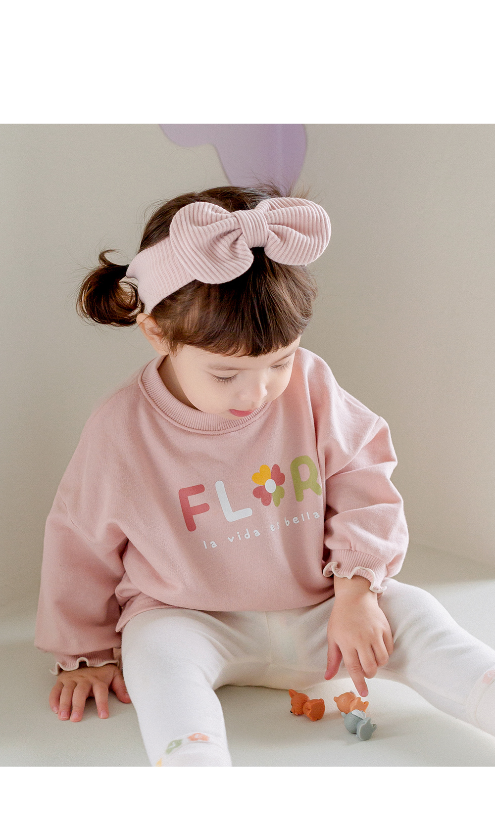 The Alina Baby Sweatshirt is a charming addition to your little one's wardrobe, featuring a lovely pink color and made from s