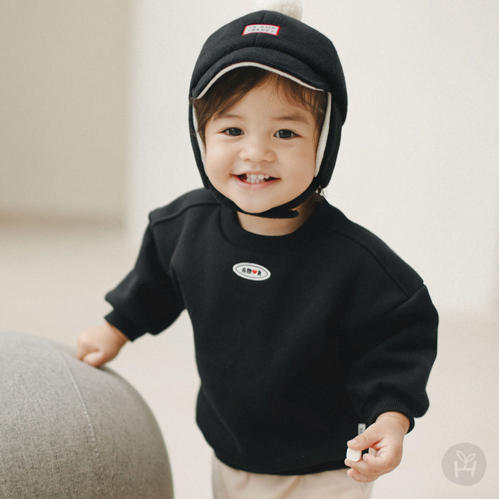 The Sammy Gimo Baby Man-to-Man features a generous overfit and stylish diagonal cuts at the front and back