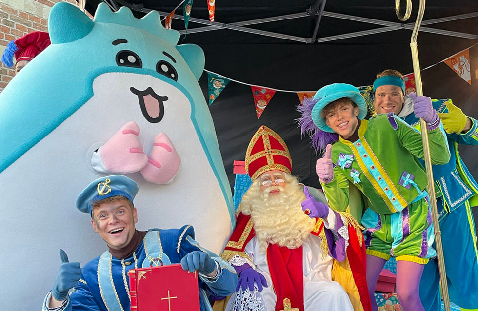 Blue Barry gaat op de foto met Sinterklaas en de Pieten tijdens een evenement