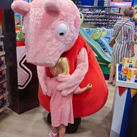 Peppa Pig knuffelt een meisje tijdens een evenement