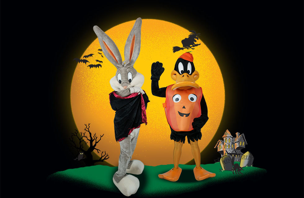 Bugs en Daffy van de Looney Tunes hebben halloween kleding aan tijdens een event