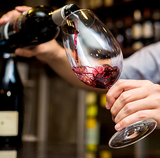 Verter el vino tinto en copa