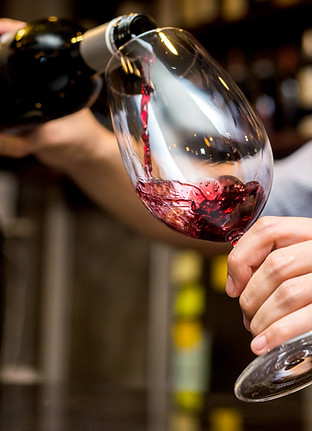 Verter el vino tinto en copa