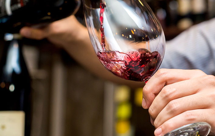 Verter el vino tinto en copa