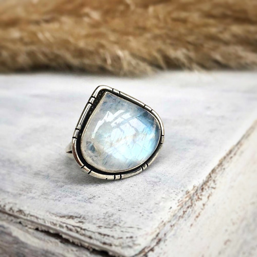 Moonstone silver ring | Eklektika