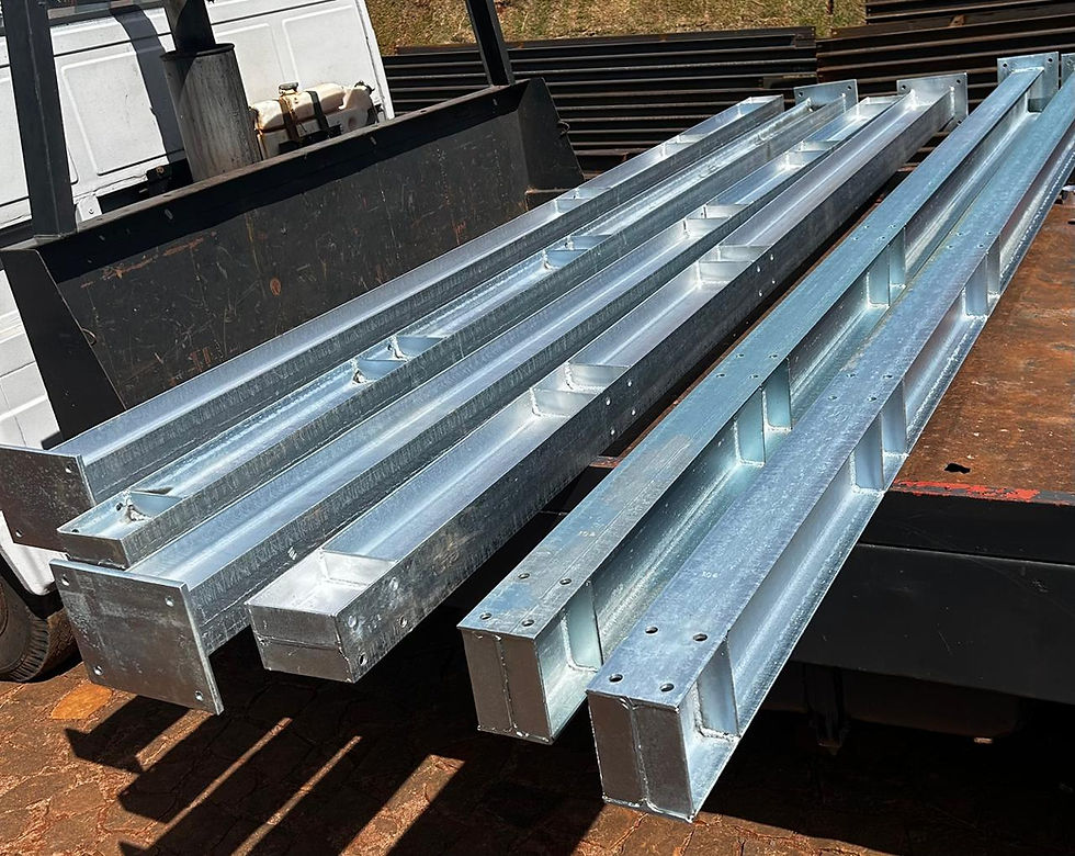 Vigas metálicas galvanizadas sobre um caminhão em ambiente industrial