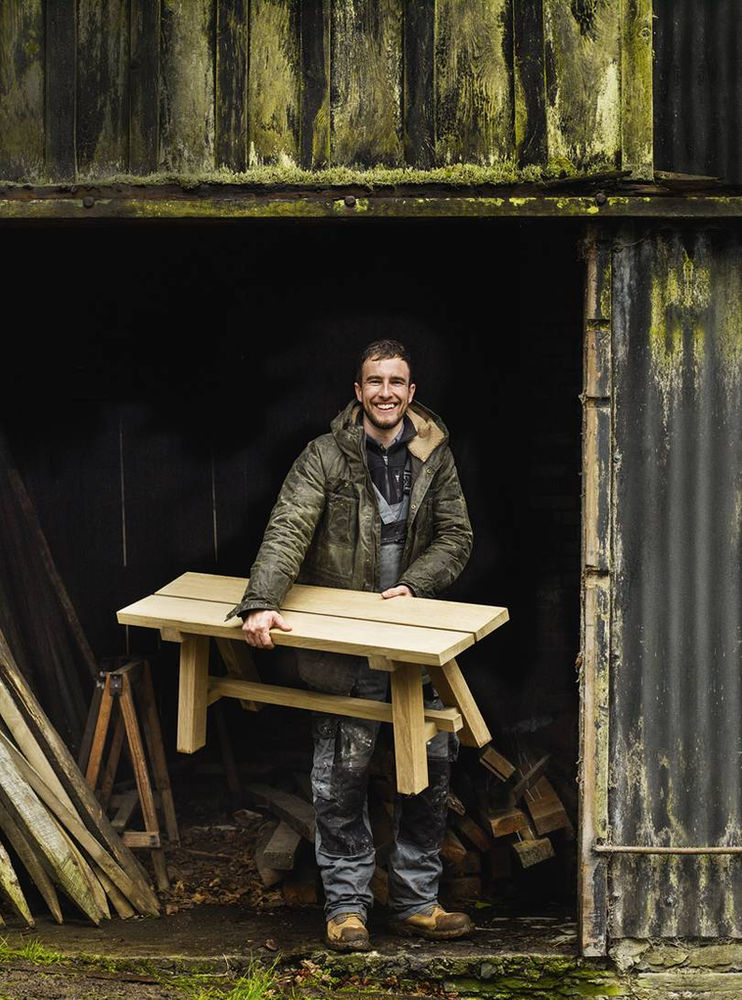 Olly Hill diseña muebles de madera artesanalmente.