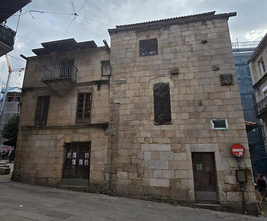 Casa de Ceta y Pazo de Pazos e Figueroa frente a Katalanoxa en Prza de Almeida, Casco Vello de Vigo al paso del camino Portugues de Santiago.