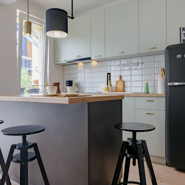 „Интериор на апартамент 'Cake House Airbnb' във Варна, проектиран от Bonbon Studio – стилен дизайн с ярки цветови акценти, функционално разпределение и уютна атмосфера, създаден за комфортен престой на гости.