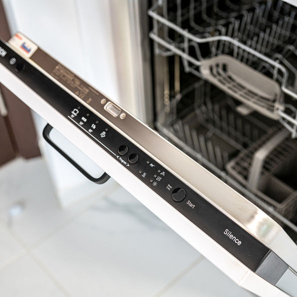 Интериор на апартамент 'Airbnb 1' в Гръцка махала, Варна, проектиран от Bonbon Studio – съвременен дизайн с уютна атмосфера, включващ персонализирани мебели и внимателно подбрани текстили, създаващи приветливо пространство за краткосрочни наематели.