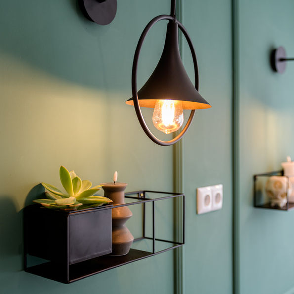 „Интериор на апартамент 'Cake House Airbnb' във Варна, проектиран от Bonbon Studio – стилен дизайн с ярки цветови акценти, функционално разпределение и уютна атмосфера, създаден за комфортен престой на гости.