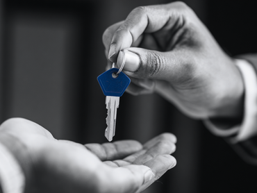 Jak bezpiecznie wynająć mieszkanie? Kompletny poradnik prawnika od nieruchomości