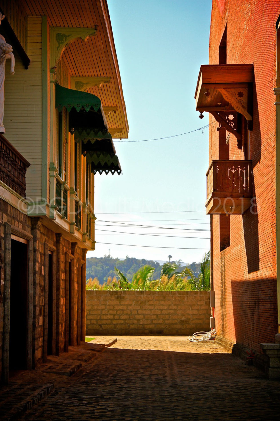 a photo of a building with the year 2018 on it