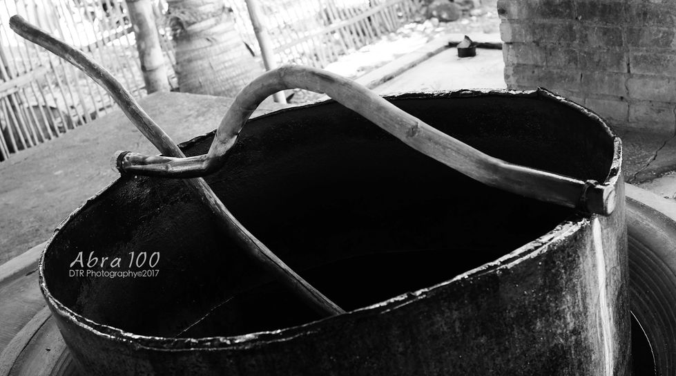 a black and white photo of a bucket with the year 2017 on it