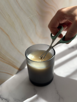 Docht kürzen - Candle Care