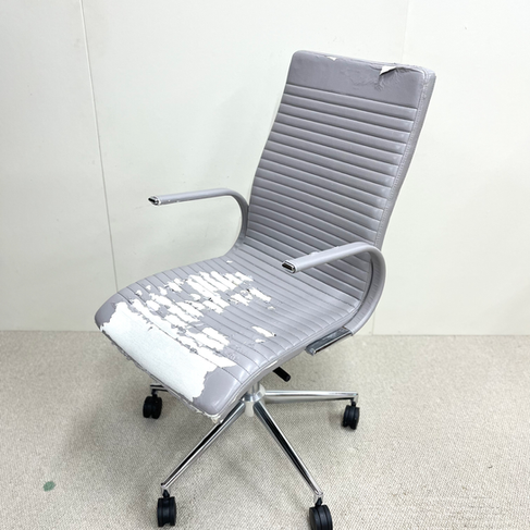 破れてる張り替え前デスクチェア