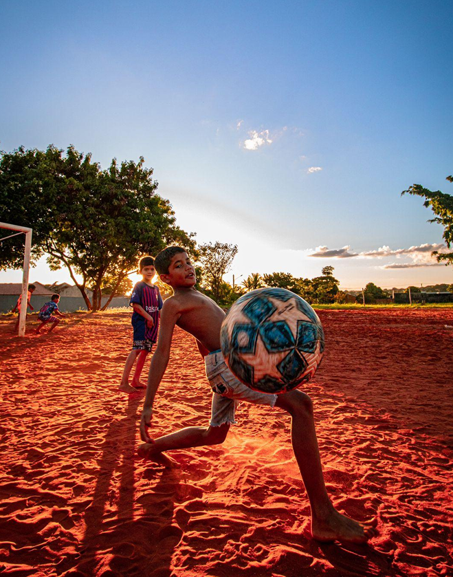 Legenda: Crianças praticam futebol em terrão no bairro Coronel Antonino. Crédito: Glenda Rodrigues