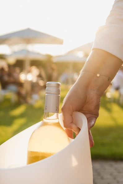 rosé-wine-perfect-at-festivals-in-cans-or-glasses