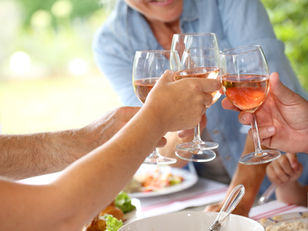 Amis apéro verre de vin rosé pique-nique