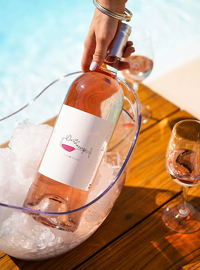 Magnum de vin On The Cusp IGP grenache rosé Languedoc dans un bol à glace et un verre de rosé au bord de la piscine sur une table en bois