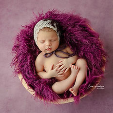 Nou-nascut in decor floral mov cu bonetica - studio foto Corina Alexandrescu